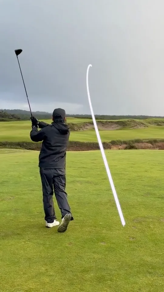 A drive on a links course with a white ball-flight trace drawn by Comet